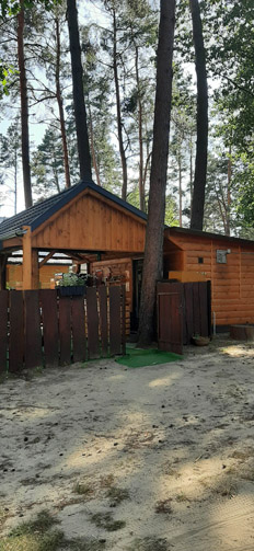 Domki w ośrodku Sokół Radawa – widok z zewnątrz