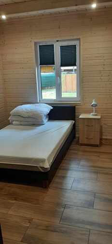 Domki w ośrodku Sokół Radawa – widok z zewnątrz