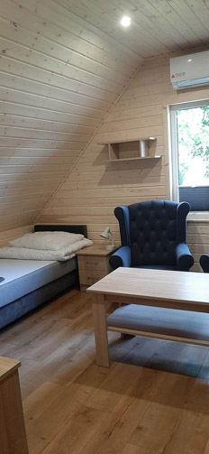 Domki w ośrodku Sokół Radawa – widok z zewnątrz