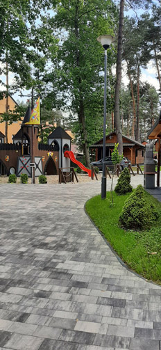 Domki w ośrodku Sokół Radawa – widok z zewnątrz