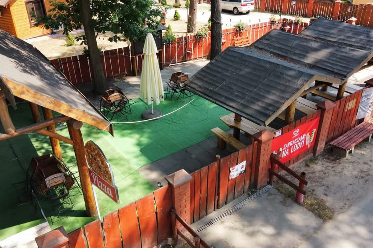 Basen wieczorem – romantyczne oświetlenie