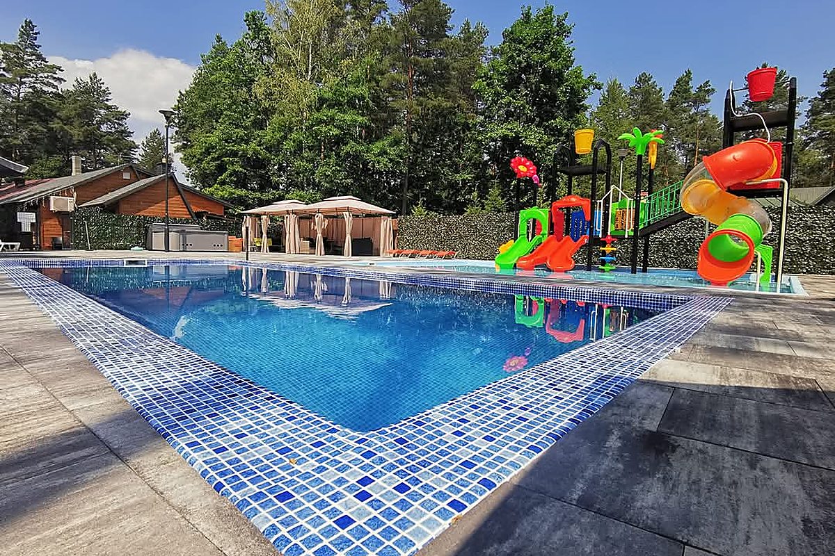 Dzieci w basenie – letnia radość