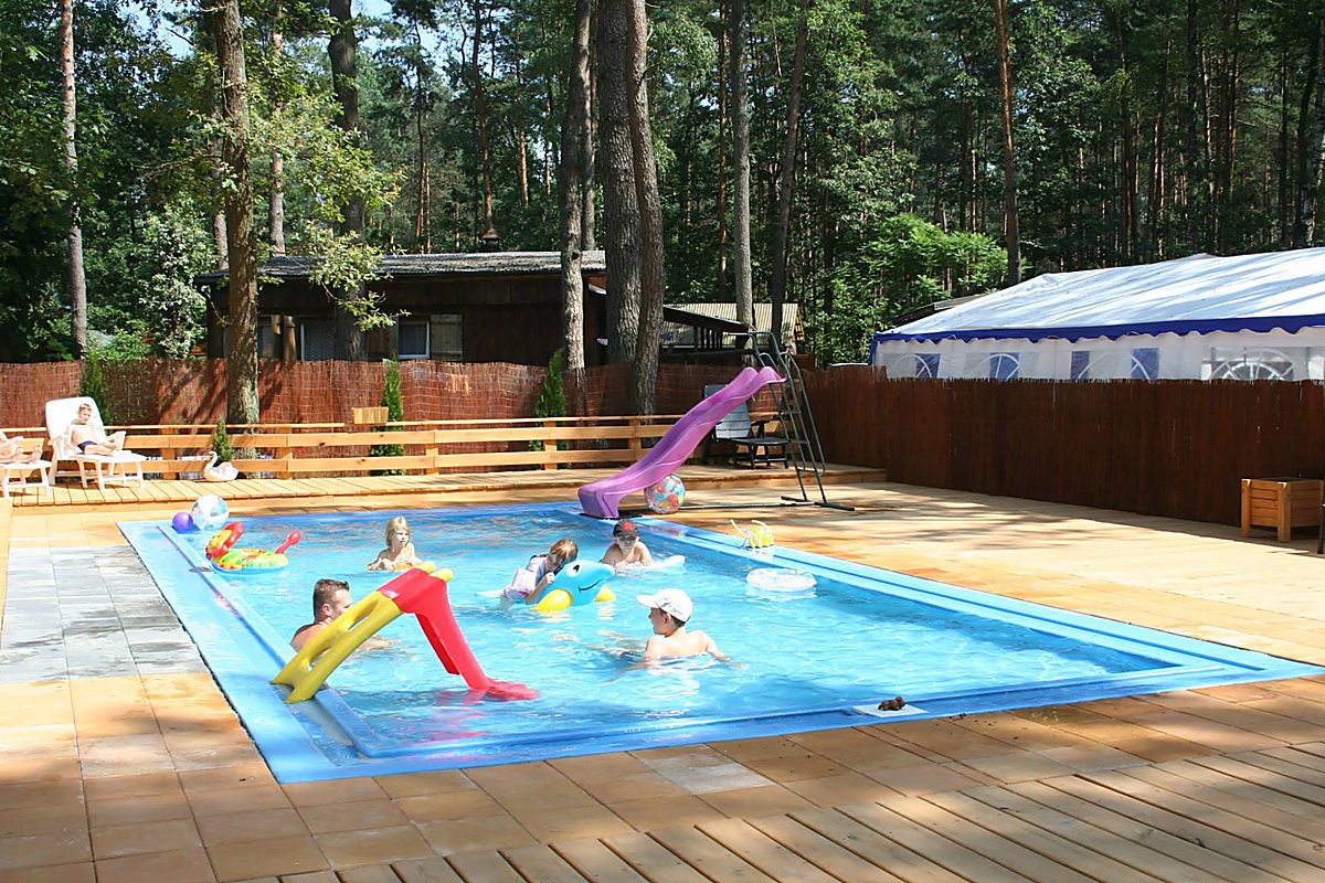Plac zabaw – trampolina i huśtawki