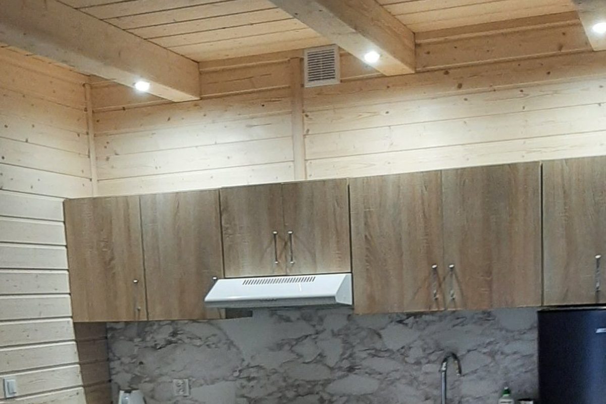 Pokój z fotelem i klimatyzacją