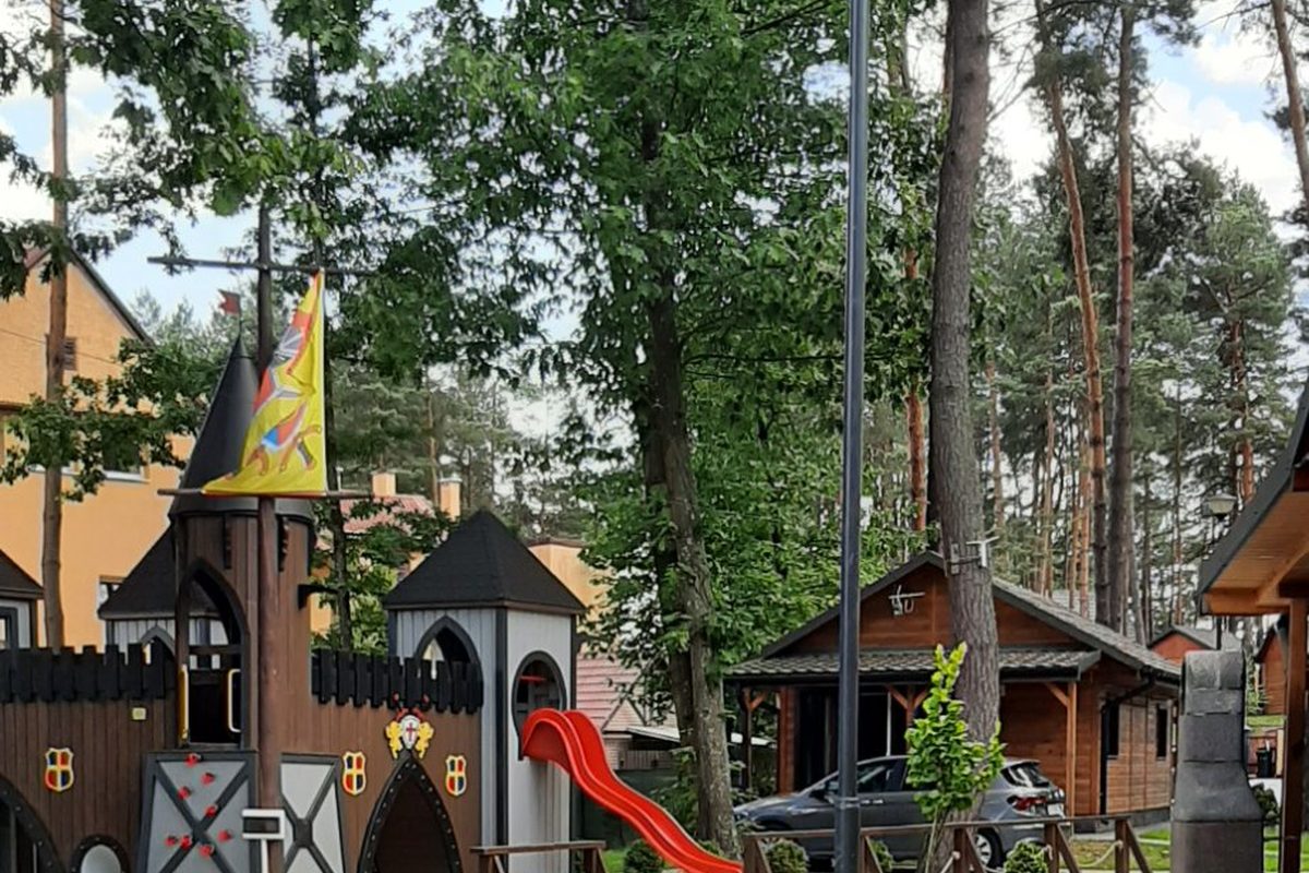 Plac zabaw nocą – zamek rycerski